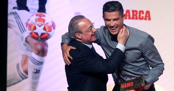 Foto: Cristiano Ronaldo y Florentino Pérez, durante la gala de Marca en la que se premió al luso por su trayectoria. (EFE)