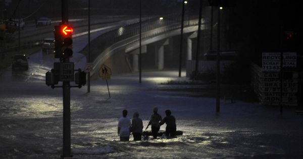 Foto: Varias personas caminan entre las aguas tras las inundaciones en Houston, el 28 de agosto de 2017. (Reuters)