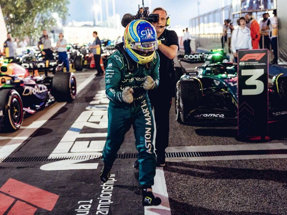 Foto: Un eufórico Alonso celebra el primer podio en Aston Martin. (Fórmula 1).