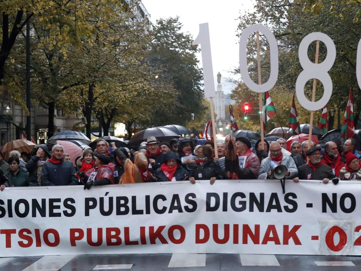 Foto: Varios manifestantes portan una pancarta durante la marcha de protesta convocada el Movimiento de Pensionistas en noviembre. (EFE)