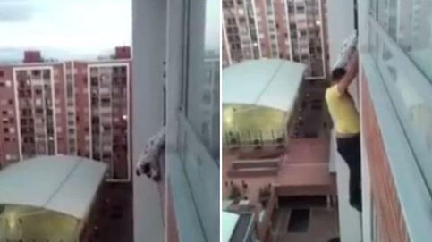 Se juega la vida trepando por un edificio para salvar a un perro atrapado en una terraza