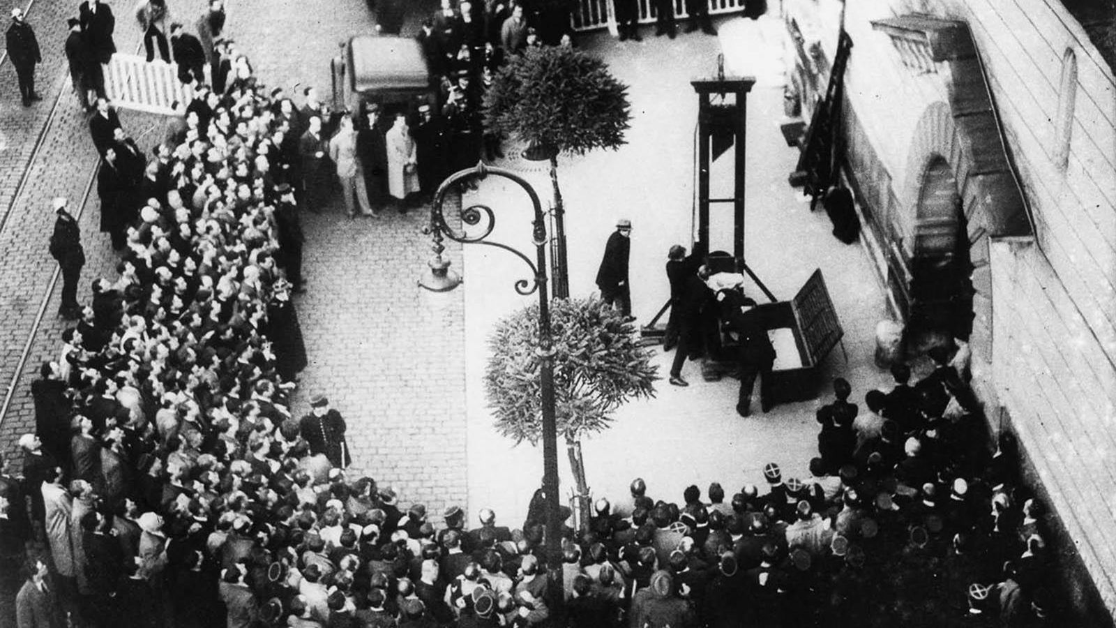 Foto: Última ejecución con guillotina en París en 1939.