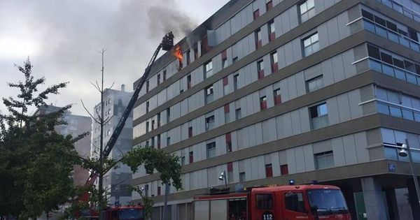 Foto: Los bomberos tratan de extinguir el incendio originado en el último piso de un edificio en Terrassa (Bombers Generalitat Catalunya)