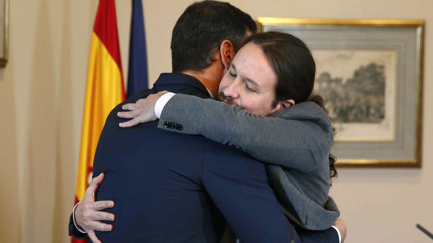 Sánchez (i) e Iglesias se abrazan tras firmar un acuerdo para la formación de un Ejecutivo. (EFE)