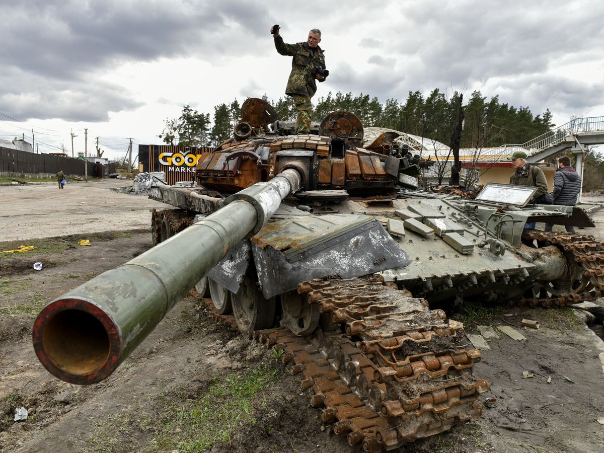 Foto: Tanque ruso destruido en Buzova. (EFE/Oleg Petrasyuk)