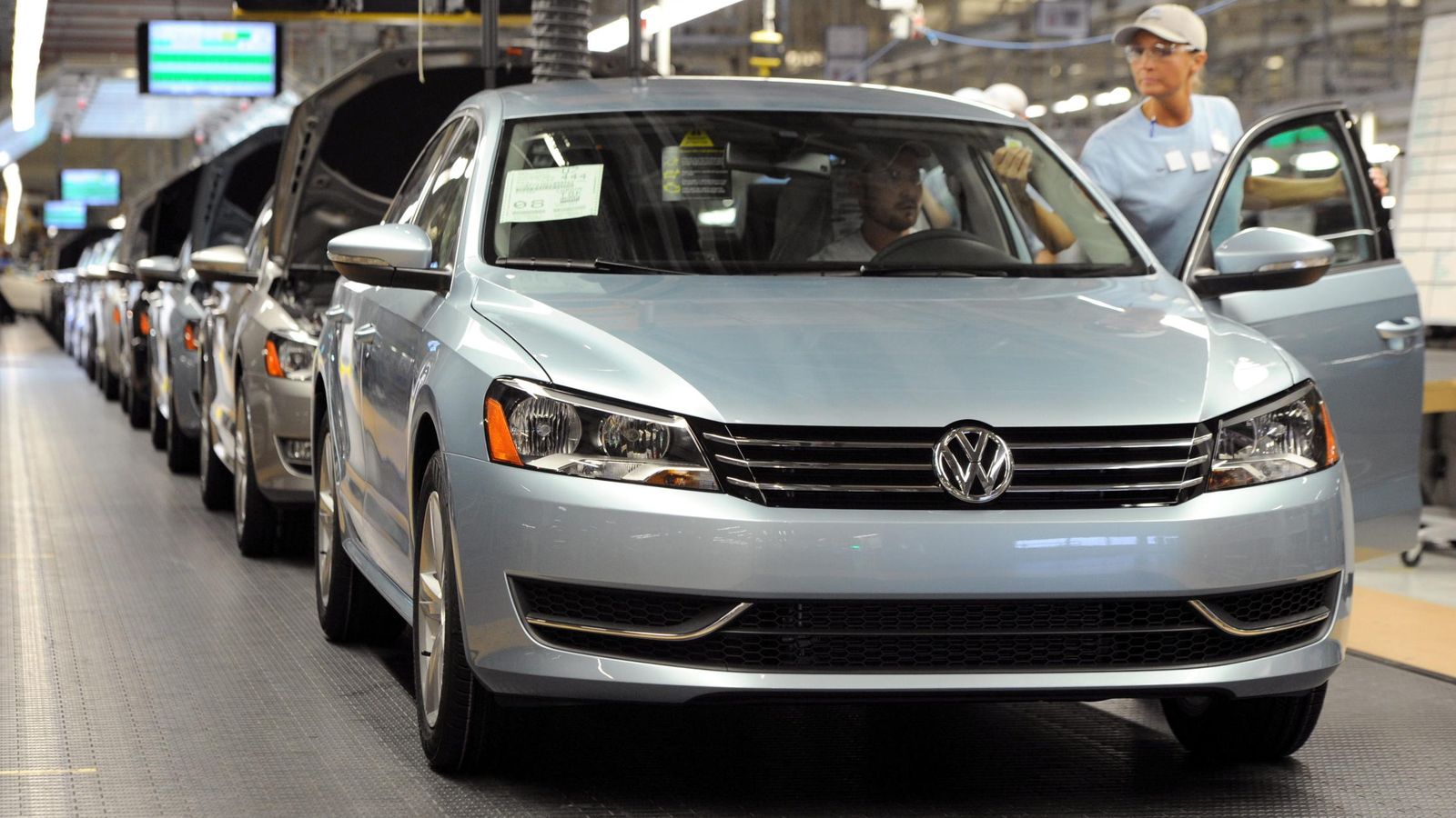 Foto: Interior de una fábrica de Volkswagen, el mayor fabricante automovilístico del mundo. (Efe)