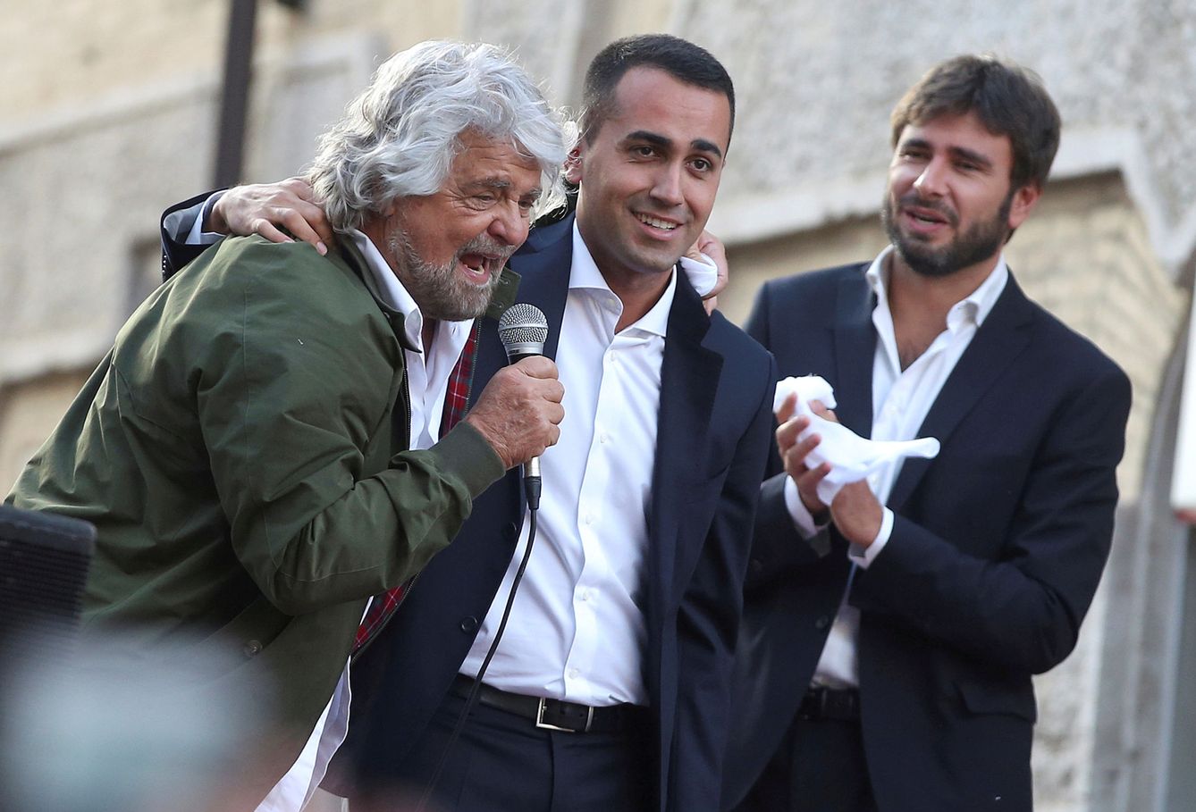El fundador del Movimiento 5 Estrellas Beppe Grillo abraza al nuevo candidato de la formación, Luigi Di Maio, en Roma, en octubre de 2017. (Reuters)