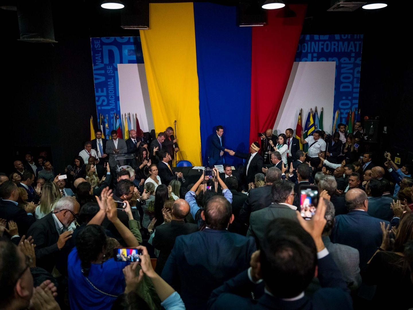  El presidente de la Asamblea Nacional, Juan Guaidó es juramentado en una sesión del Parlamento realizada en la sede de un periódico local. (EFE)