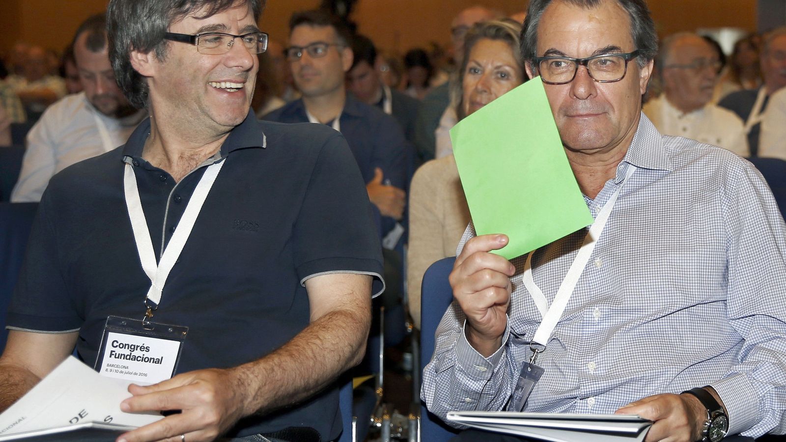 Foto: Carles Puigdemont y Artur Mas durante el Congreso de refundación de CDC. (EFE)