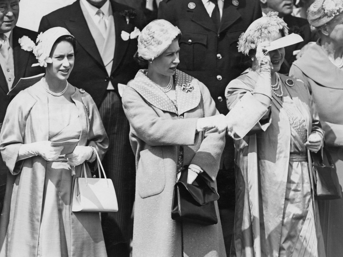La reina madre, con sus hijas Isabel y Margarita. (Getty)