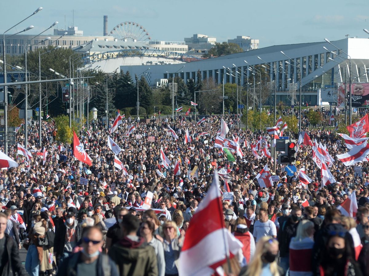 Foto: Miles de personas protestando este domingo en Minsk. (Reuters)