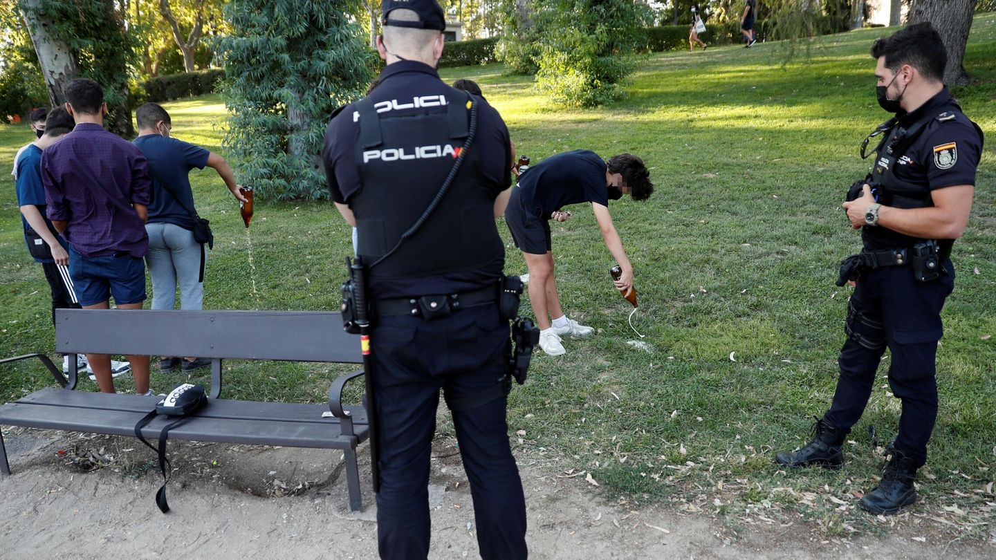 Control policial en el Parque del Oeste de Madrid. (EFE)