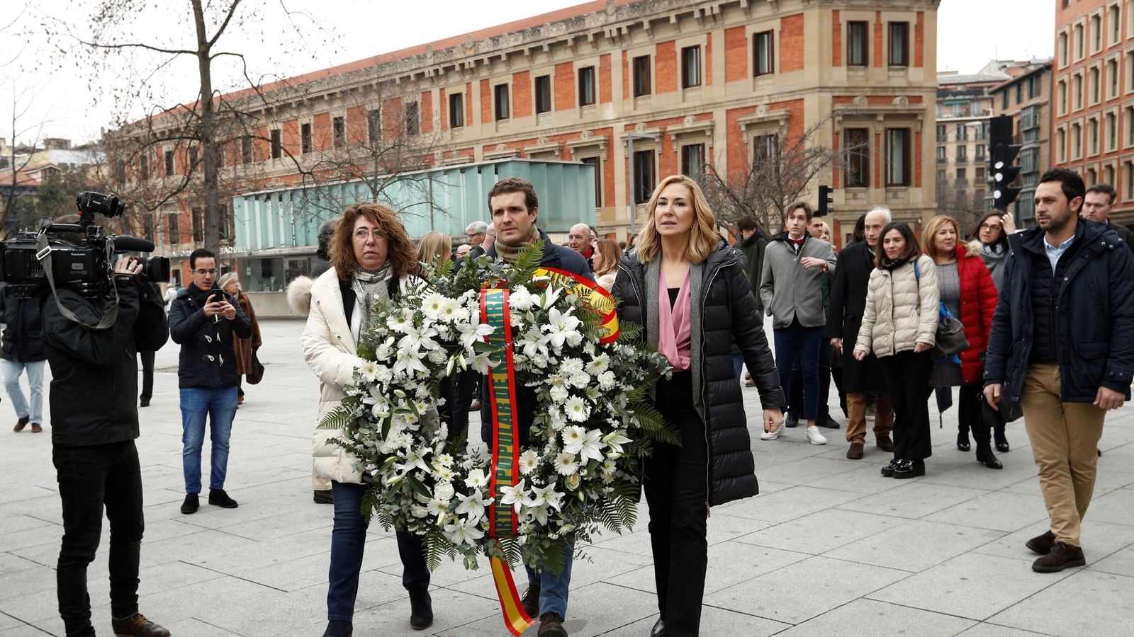 Foto: Pablo Casado participó este jueves en Pamplona en una ofrenda floral ante el Monumento a las Víctimas del Terrorismo. (EFE)