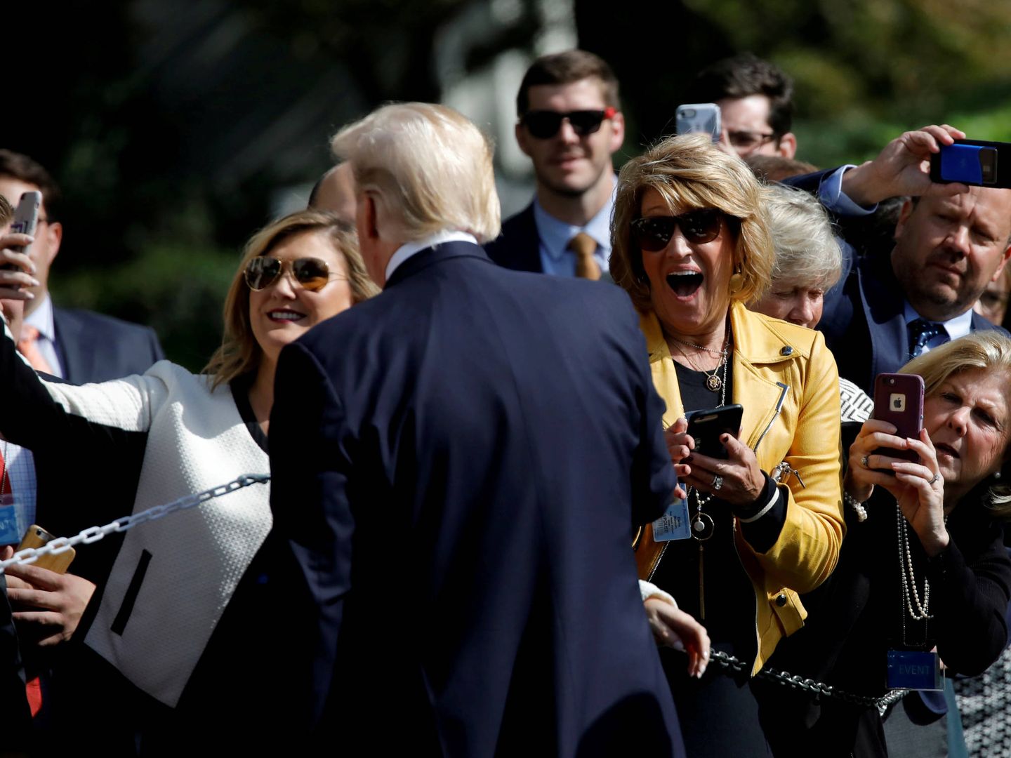 Donald Trump posa antes unos visitantes a la Casa Blanca antes de partir de viaje hacia Dallas. (Reuters)