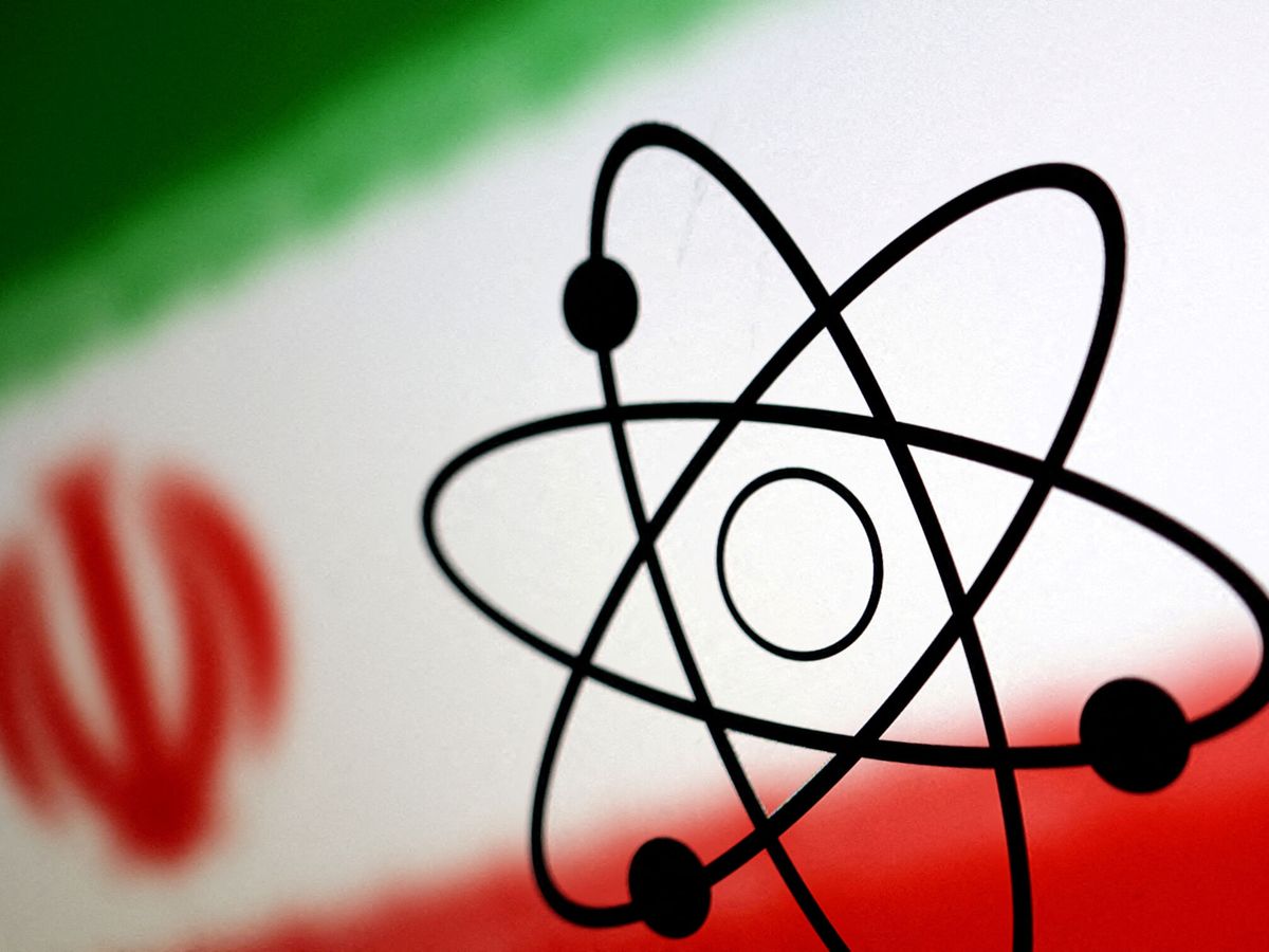 Foto: Una ilustración muestra la bandera de Irán y el símbolo atómico. (Reuters/Dado Ruvic)