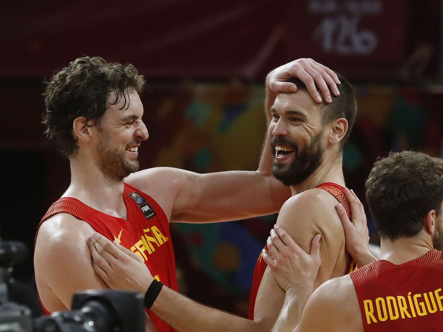 Pau Gasol y Marc Gasol celebran la victoria ante Alemania en los cuartos de final del EuroBasket. (EFE)