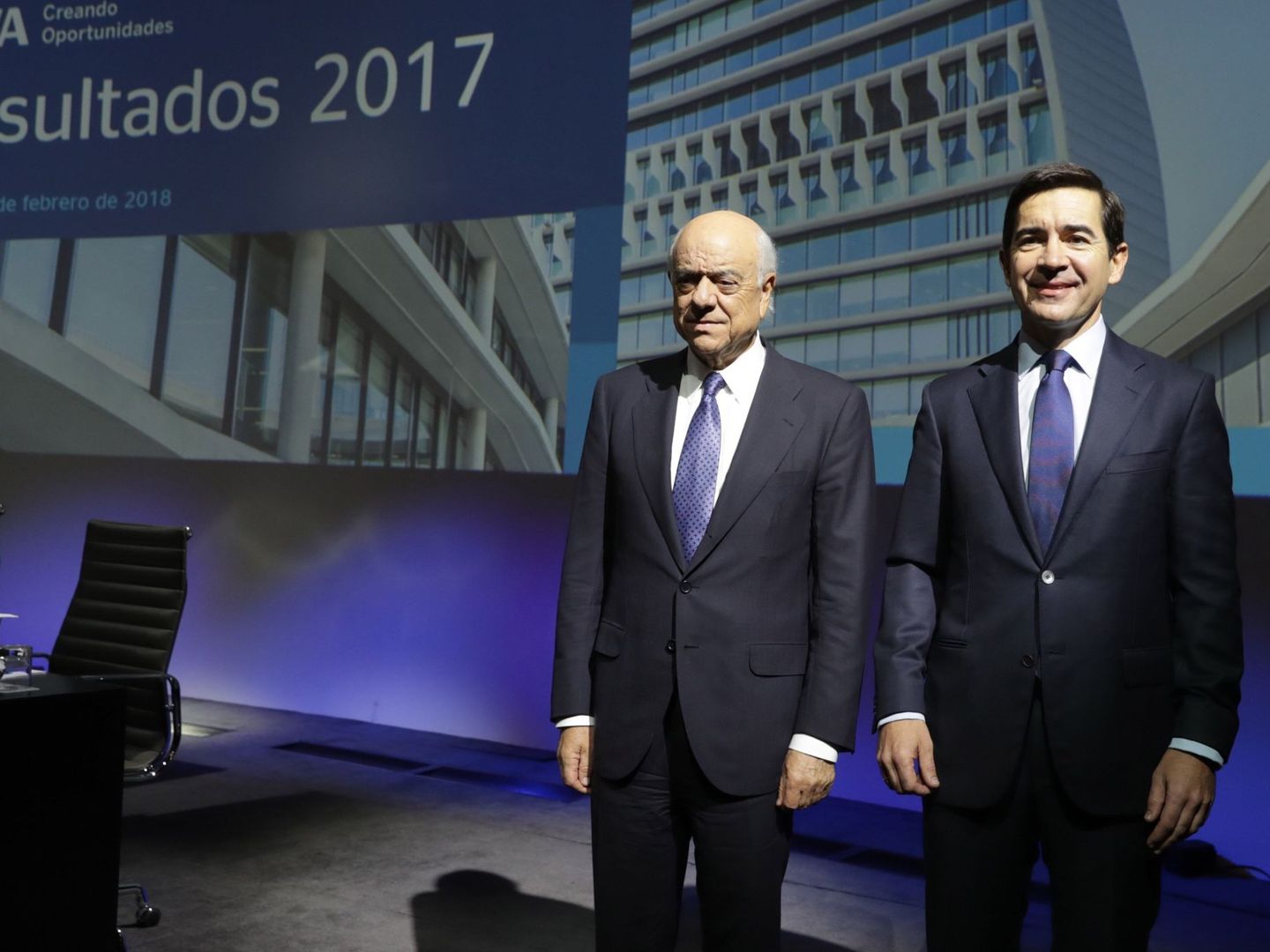 El expresidente de BBVA Francisco González (i) y su sucesor, Carlos Torres (d). (EFE/Zipi)