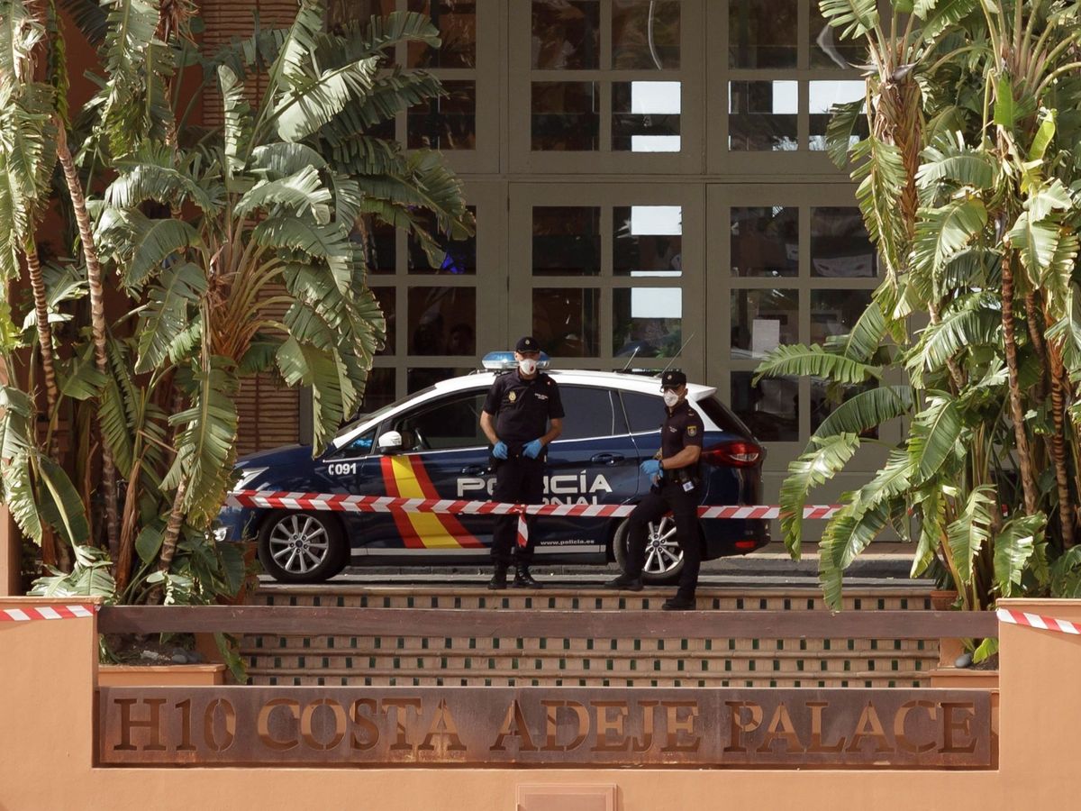 Foto: Policías con máscara custodian un hotel. (EFE)