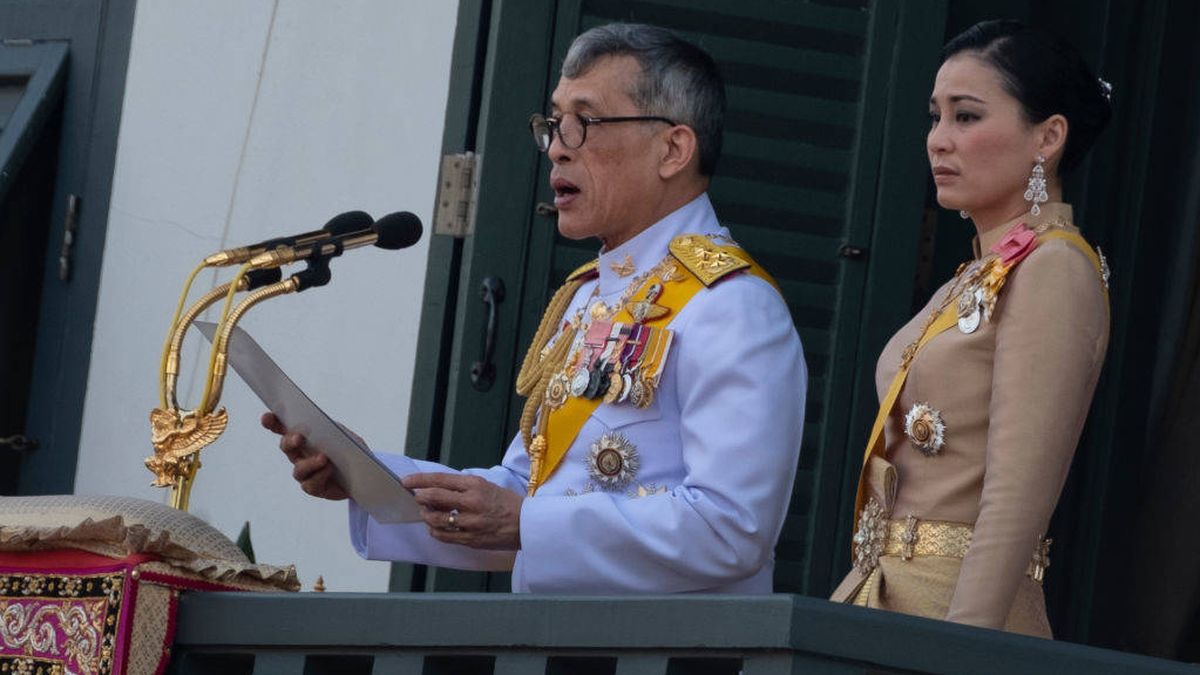 El rey de Tailandia saca a su harén del hotel y se cree que podría tener una nueva 'favorita'