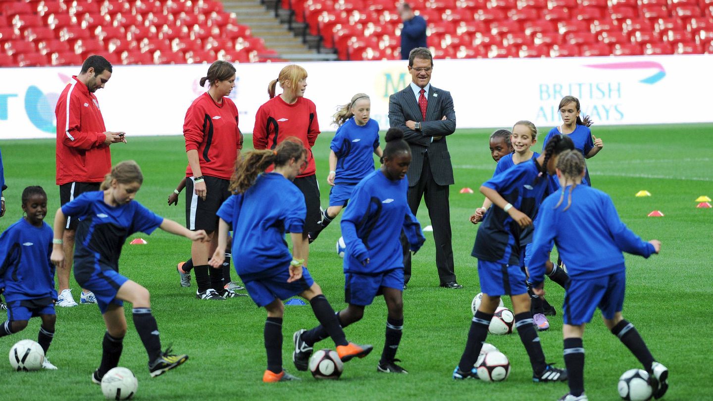 Fabio Capello observa a unas niñas jugando al fútbol en unas jornadas de la FIFA. (EFE)