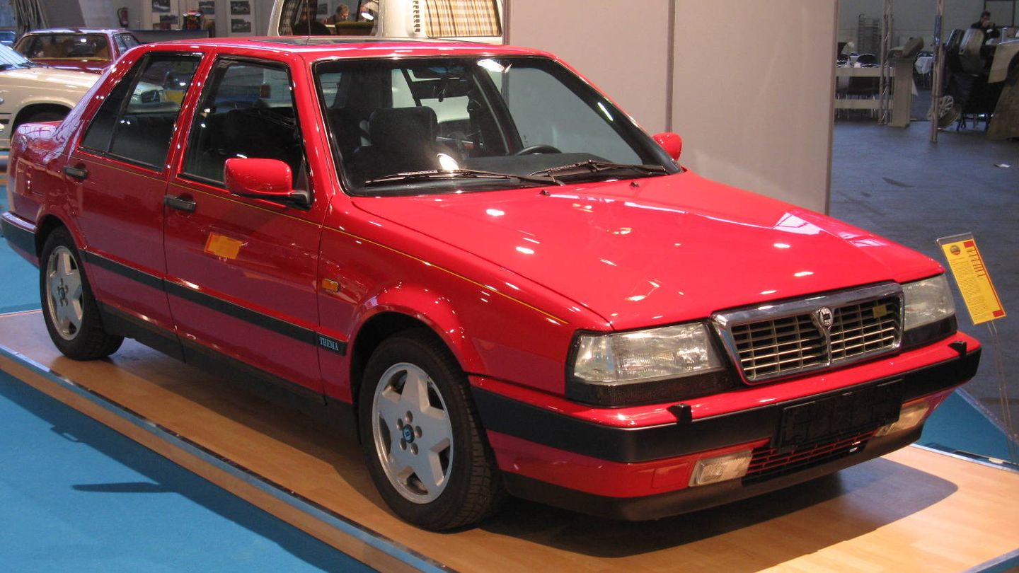 Frontal y lateral de un Lancia Thema 8.32 en color 'rosso corsa'.