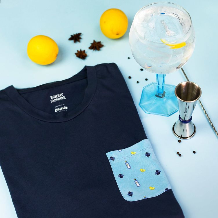 La camisa refleja no solo el color de Bombay Sapphire, sino también sus botánicos, como el limón de Murcia.