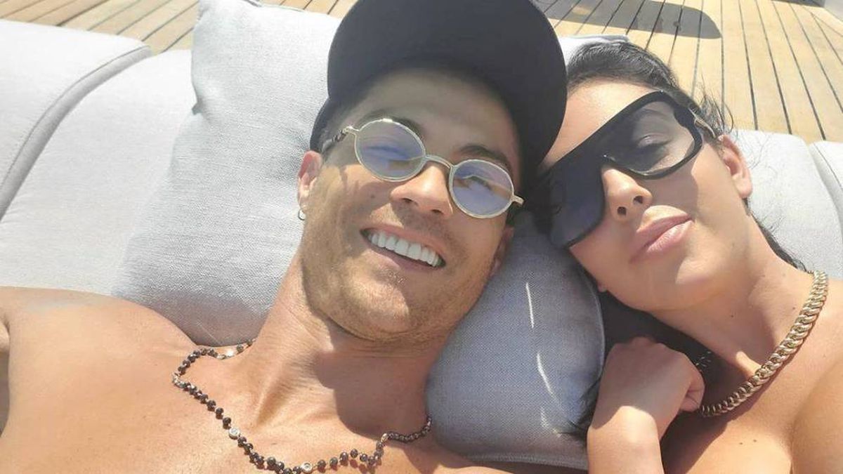 Ronaldo y Georgina celebran su amor con champán, amigos y sin mascarillas