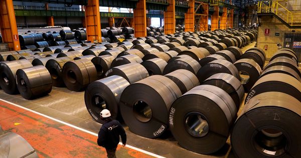 Foto: File photo: a worker walks past steel rolls at the arcelormittal steel plant in sestao