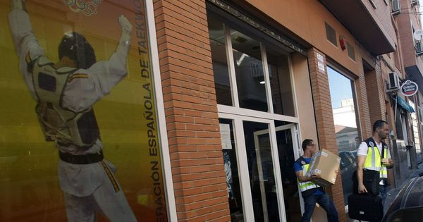 Foto: Agentes de la UDEF, tras el registro efectuado a la sede de la Federación Española de Taekwondo en Alicante. (EFE)