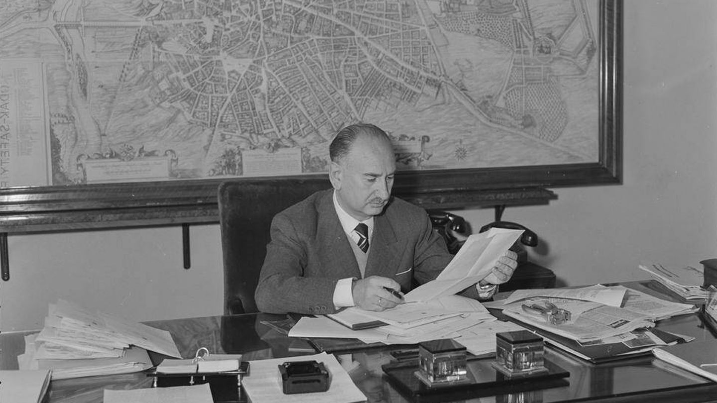 José Luis Arrese, ministro de la Vivienda, en 1957. (J. M. P. /Archivo Pando/IPCE/Ministerio de Cultura y Deporte)