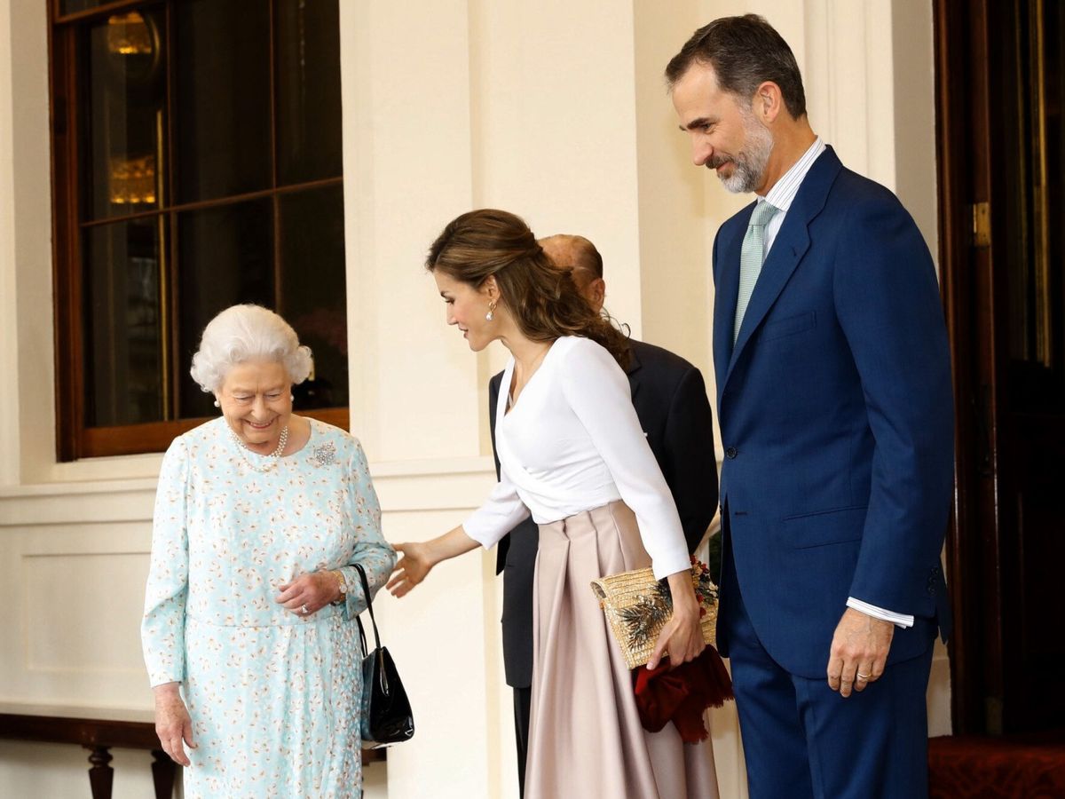 Foto: Isabel II, junto a los reyes Felipe y Letizia en el palacio de Buckingham. (EFE/Casa de S.M. el Rey/Francisco Gómez)