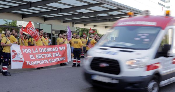 Foto: Masivo apoyo a la huelga de ambulancias con críticas a los servicios mínimos. (Efe/Kai Fösterling)