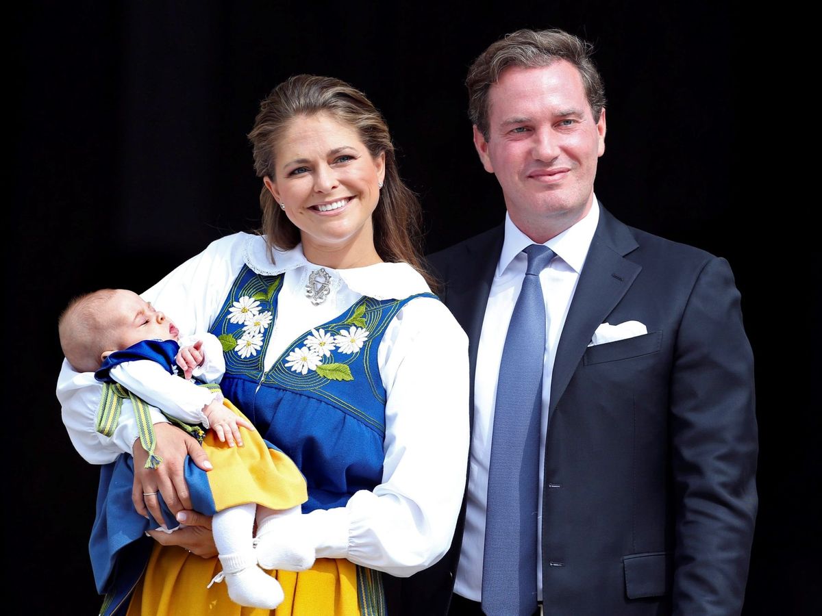 Foto: La princesa Magdalena, Chris O'Neill y su hija Leonore. (EFE/Soren Andersson)