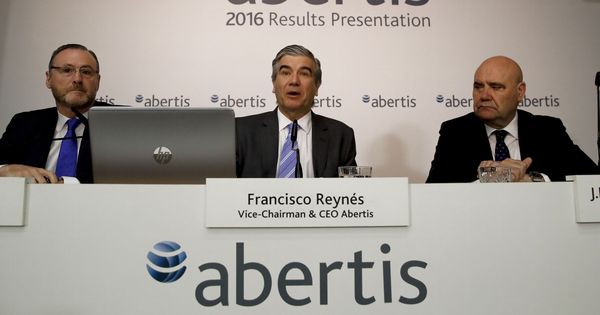 Foto: El vicepresidente y consejero delegado de Abertis, Francisco Reynés (c). (EFE)