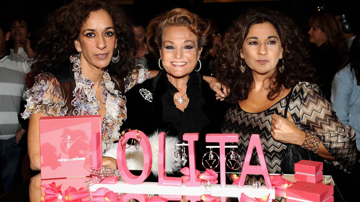  Carmen Sevilla, con Lolita y Rosario Flores. (Getty)