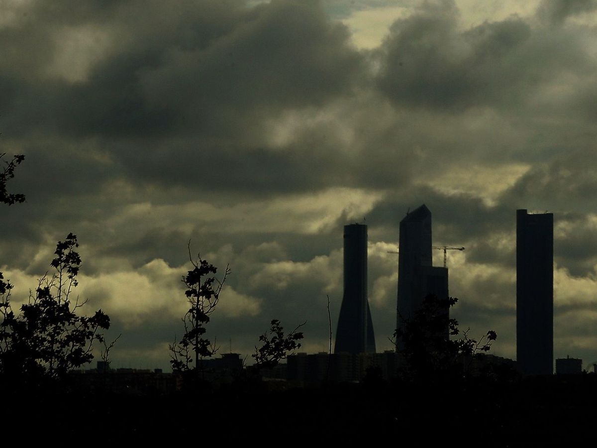 Foto: Al menos 18,6 millones españoles respiran aire urbano que nunca antes estuvo tan limpio (EFE/Ballesteros)