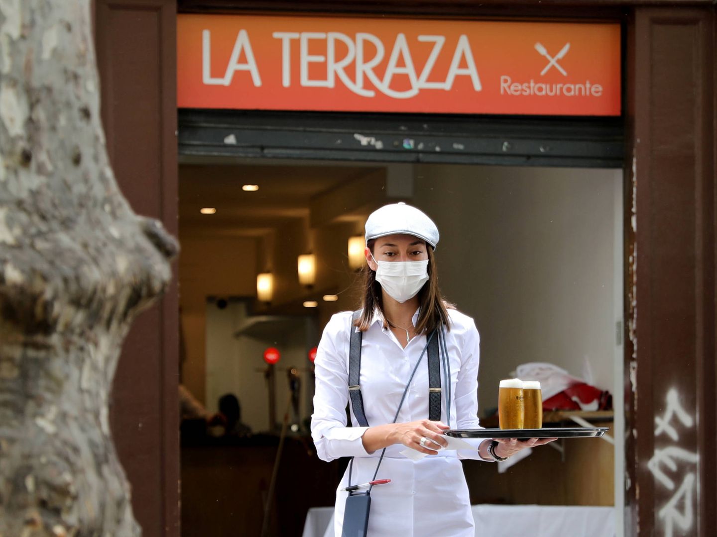 La camarera de un restaurante de Las Ramblas. (Reuters/Nacho Doce)
