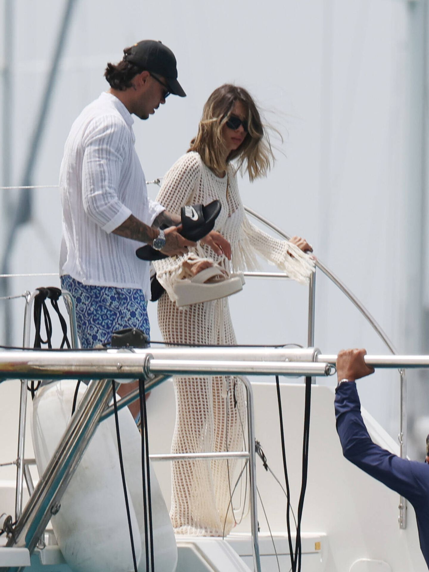Carlo Costanzia y Alejandra Rubio se refugian en un catamarán en Ibiza. (Gtres)