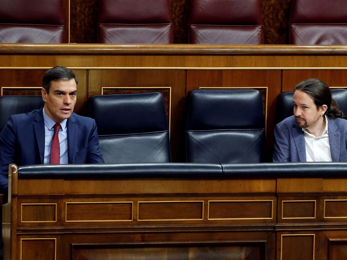 Foto: El presidente del Gobierno, Pedro Sánchez (i), y el vicepresidente segundo, Pablo Iglesias (d), durante un pleno del Congreso. (EFE)