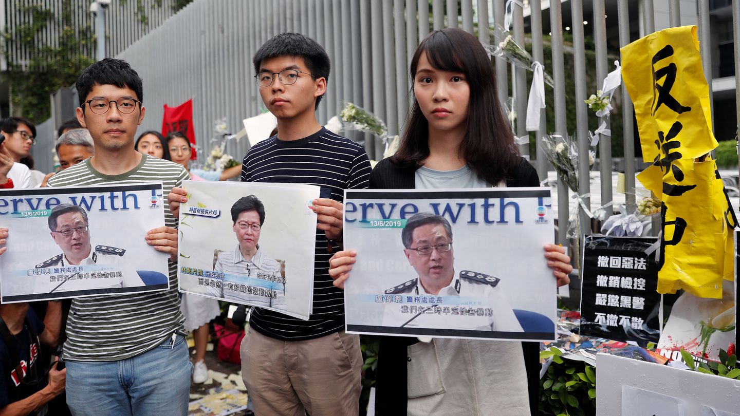 Nathan Law, Joshua Wong y Agnes Chow en una rueda de prensa en junio de 2019 (Reuters)