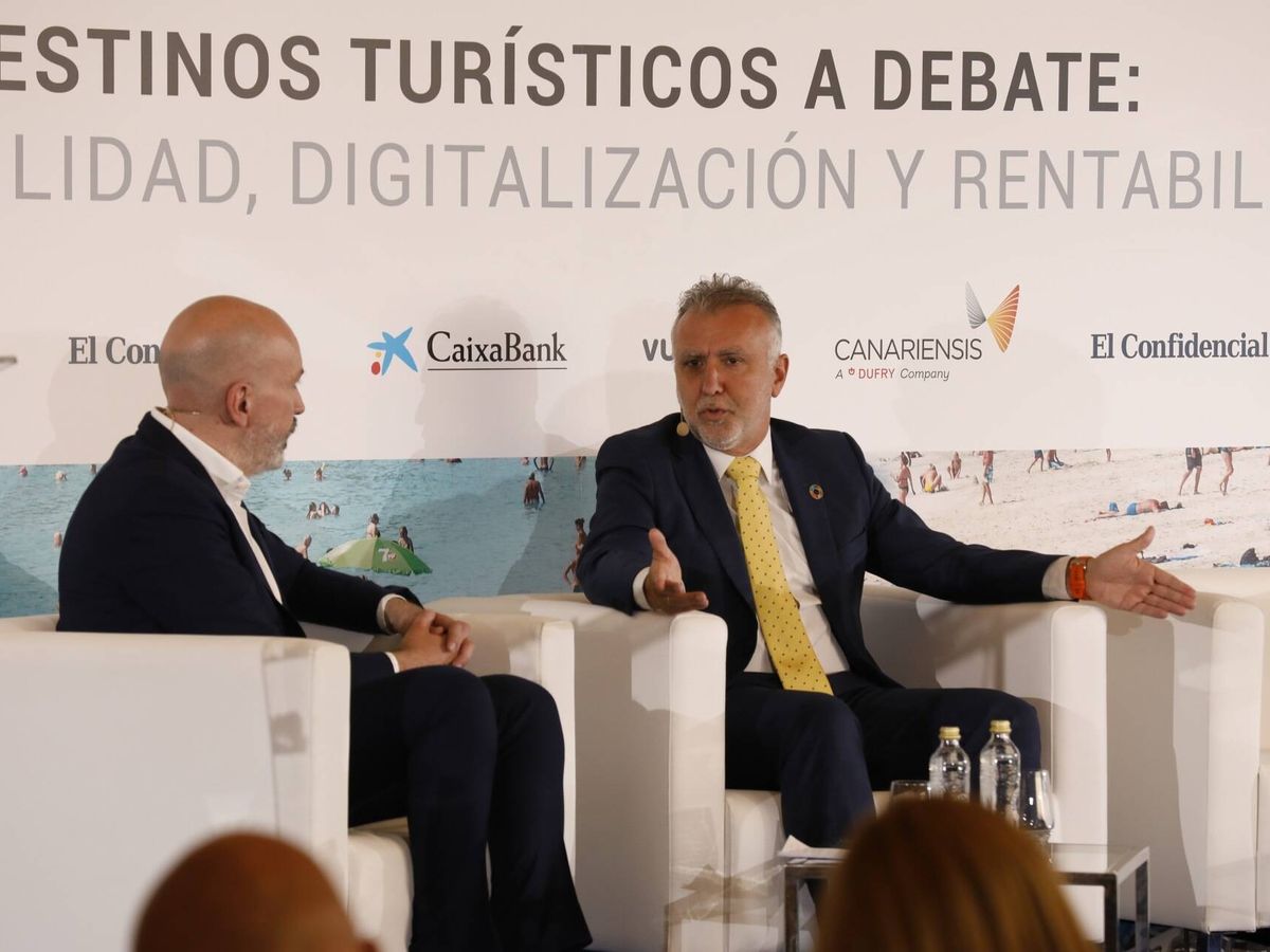 Foto: El director de El Confidencial, Nacho Cardero, y el presidente del Gobierno de Canarias, Ángel Víctor Torres.