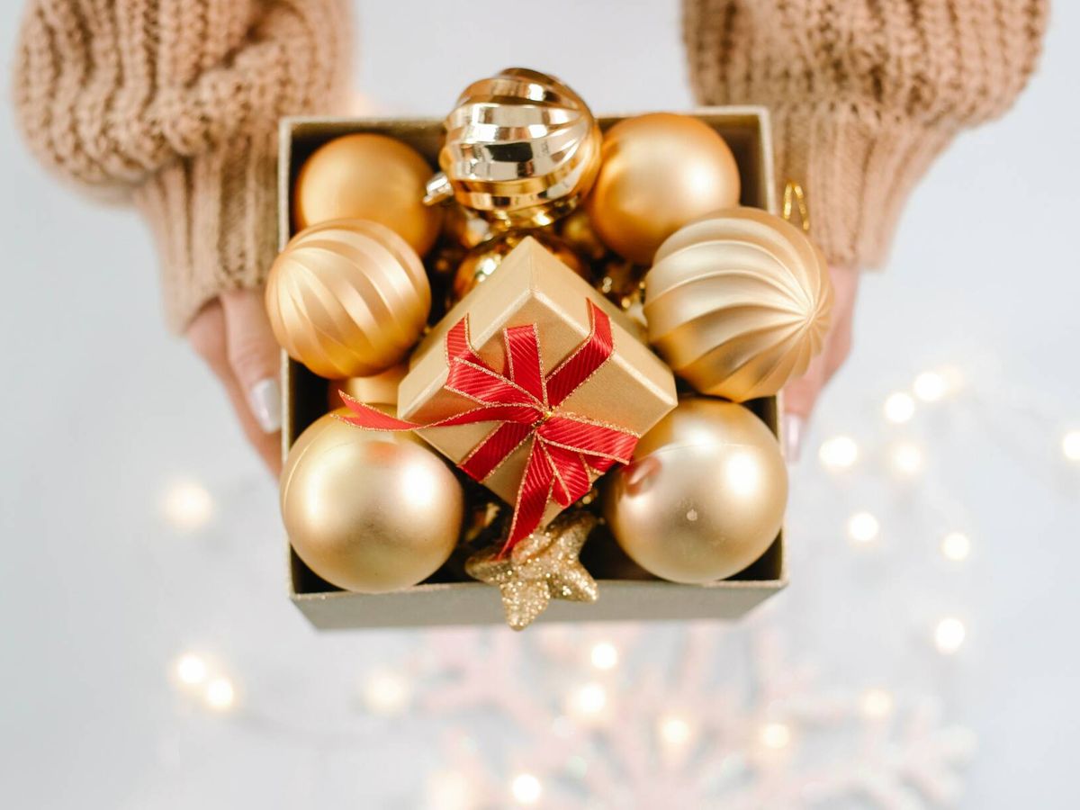 Foto: Consejos para ordenar y guardar los adornos de Navidad como un experto. (Pexels/Laura James)