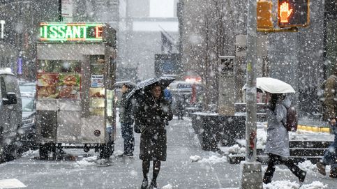 Nieve en Nueva York y atardecer en Estambul: el día en fotos