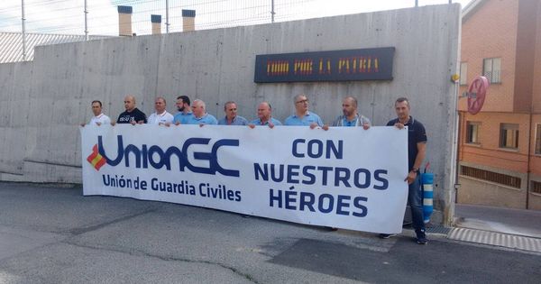 Foto: Miembros de la Unión de Guardias Civiles, este lunes ante el cuartel de Alsasua en apoyo de sus compañeros "héroes". (E. C.)