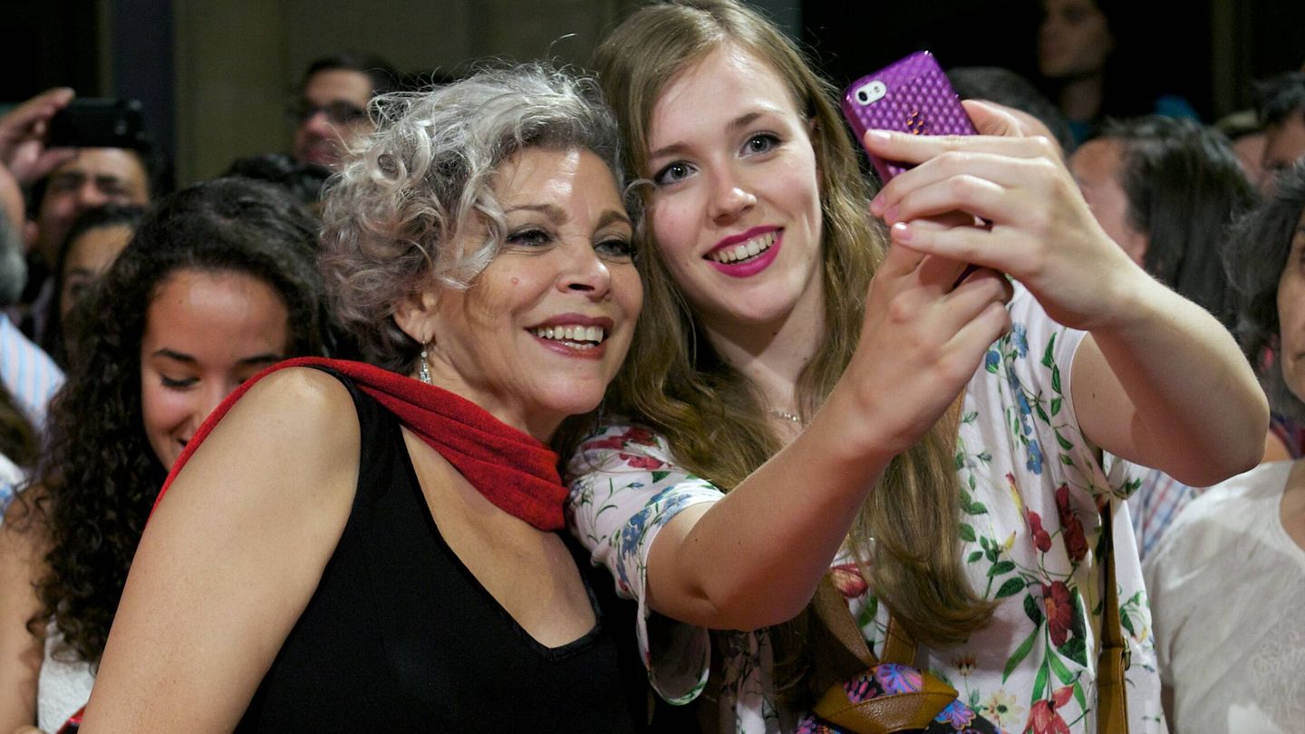La actriz se fotografía con una fan. (Getty/Carlos Álvarez)