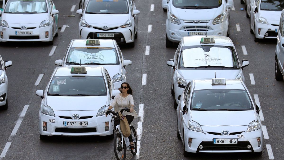 ¿Rescate millonario al taxi? Qué ocurrirá tras el verano en la guerra contra Uber y Cabify