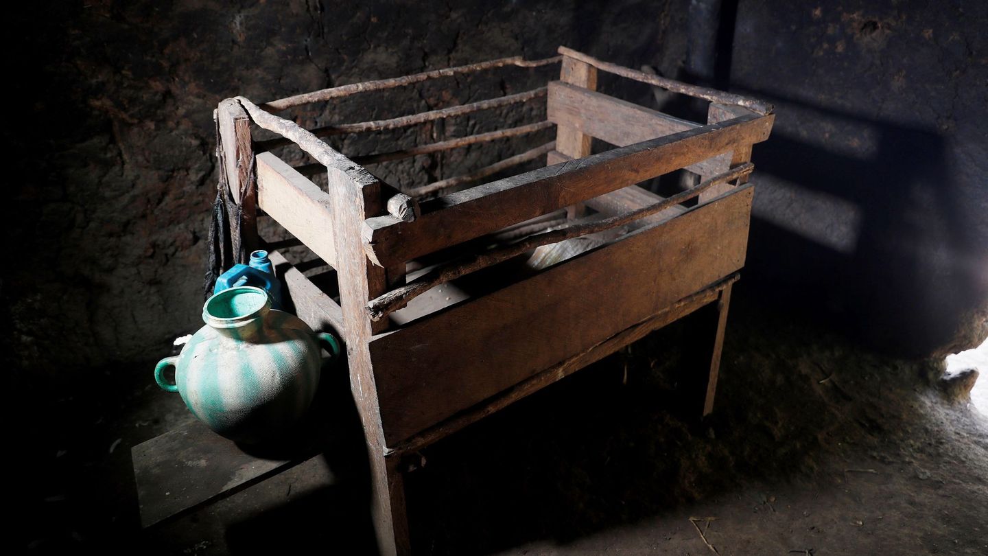 Cuna de madera de un niño en el caserío el Ceibal en el municipio de Jocotán, Chiquimula en el Corredor Seco de Guatemala en donde la sequía provoca decenas de casos de desnutrición infantil. (EFE)