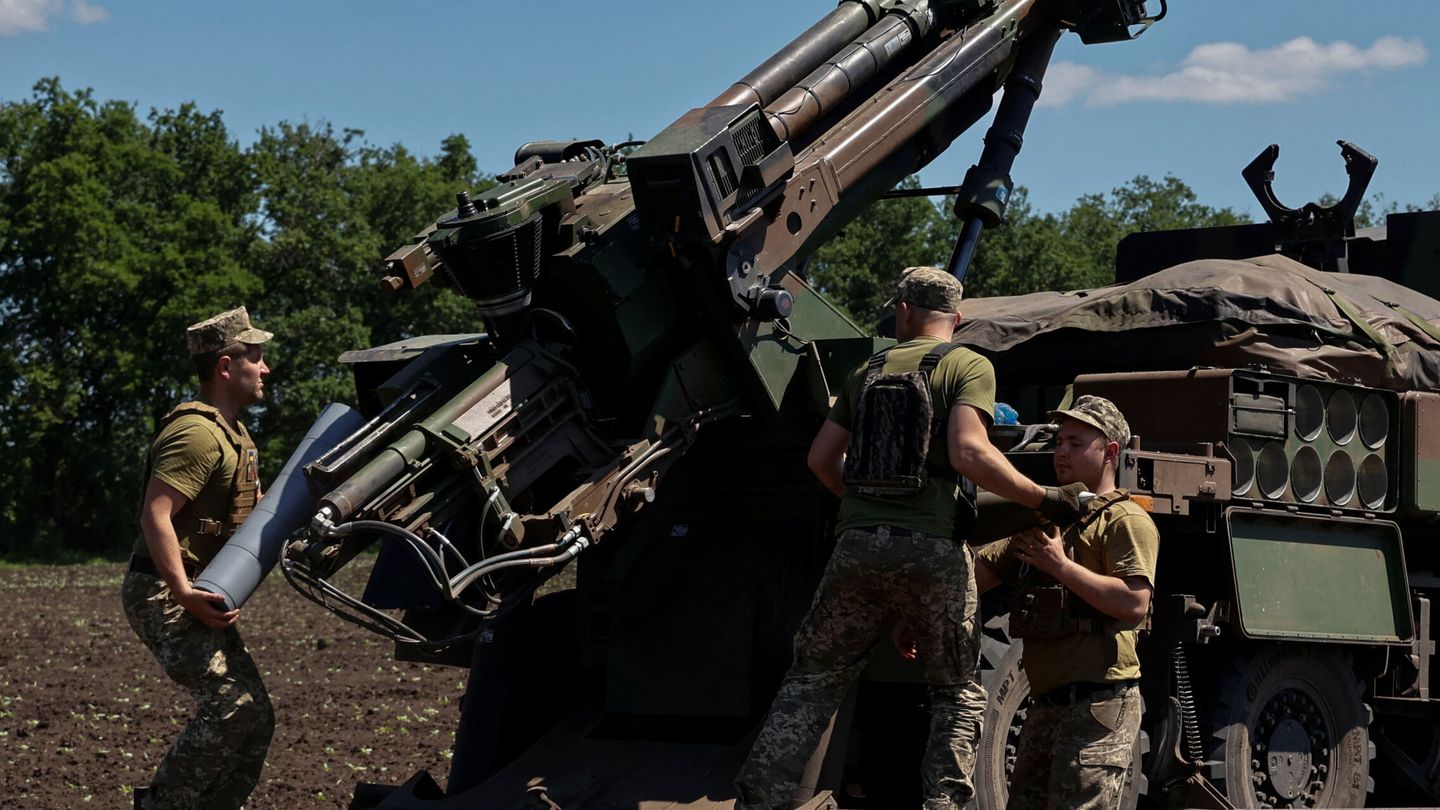 Soldados ucranianos recargando el obús autopropulsado CAESAR. (REUTERS/ Stringer)