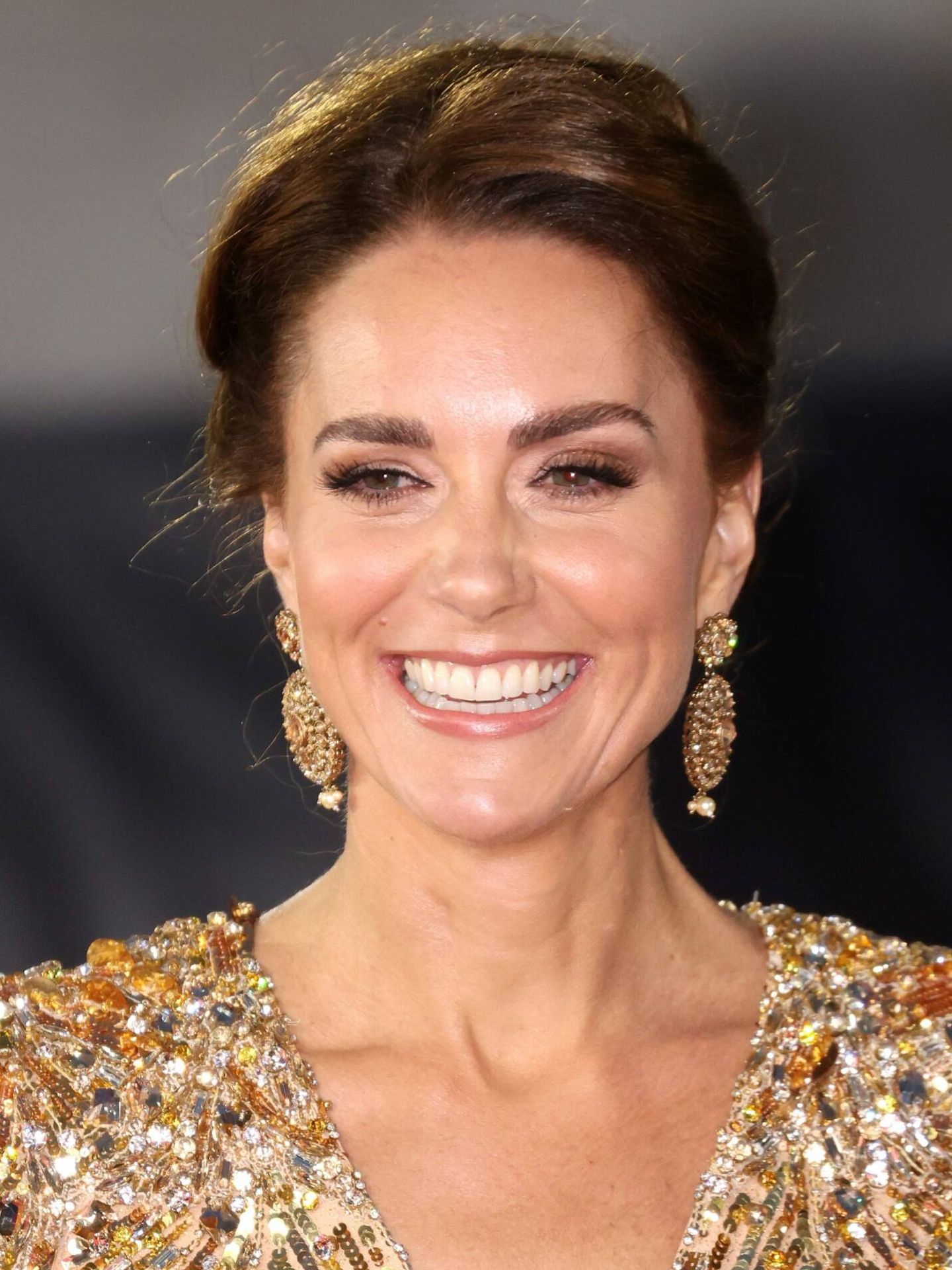 El maquillaje ahumado con sombras satinadas en tonos dorados de Kate Middleton potenció la sensación de rostro iluminado. (Cordon Press)