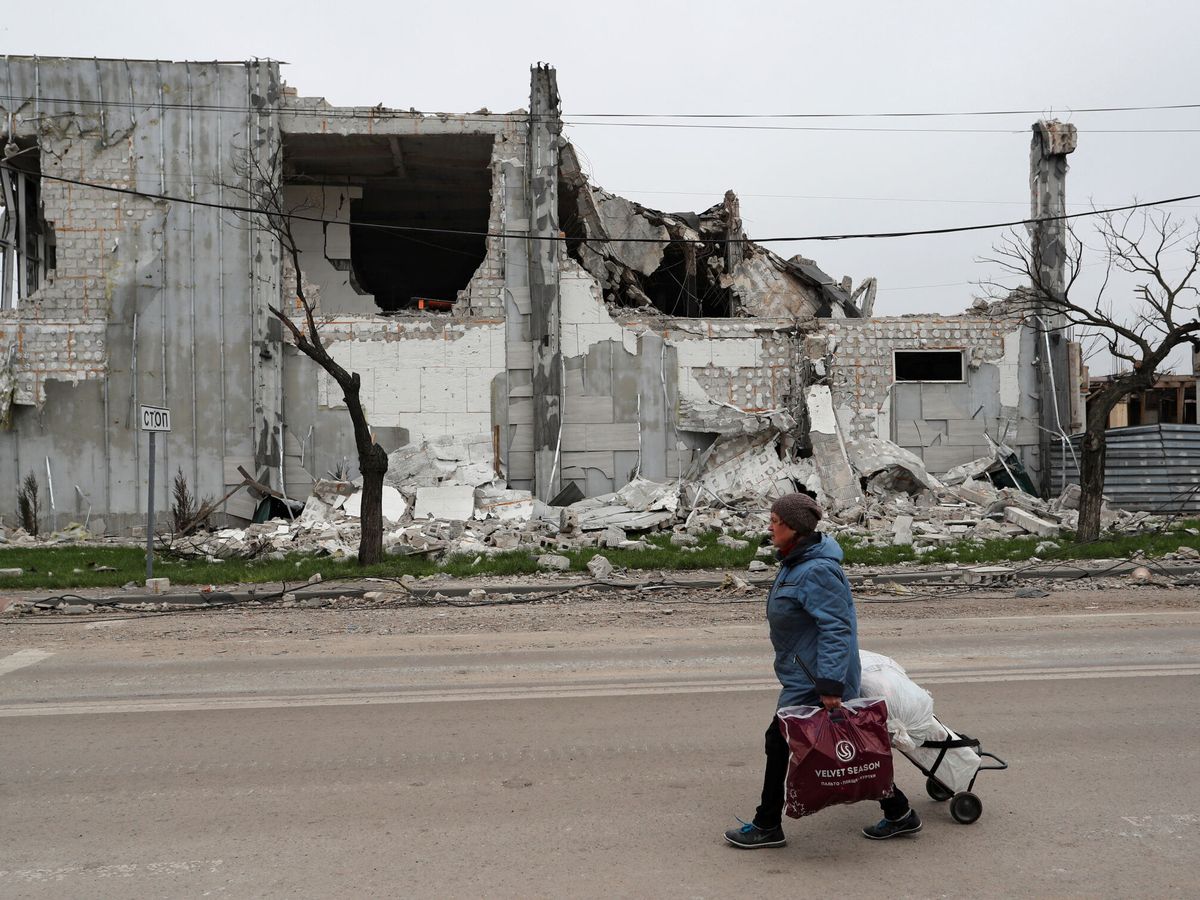 Foto: Una mujer camina en la asediada Mariúpol. (Reuters/ Alexander Ermochenko) 